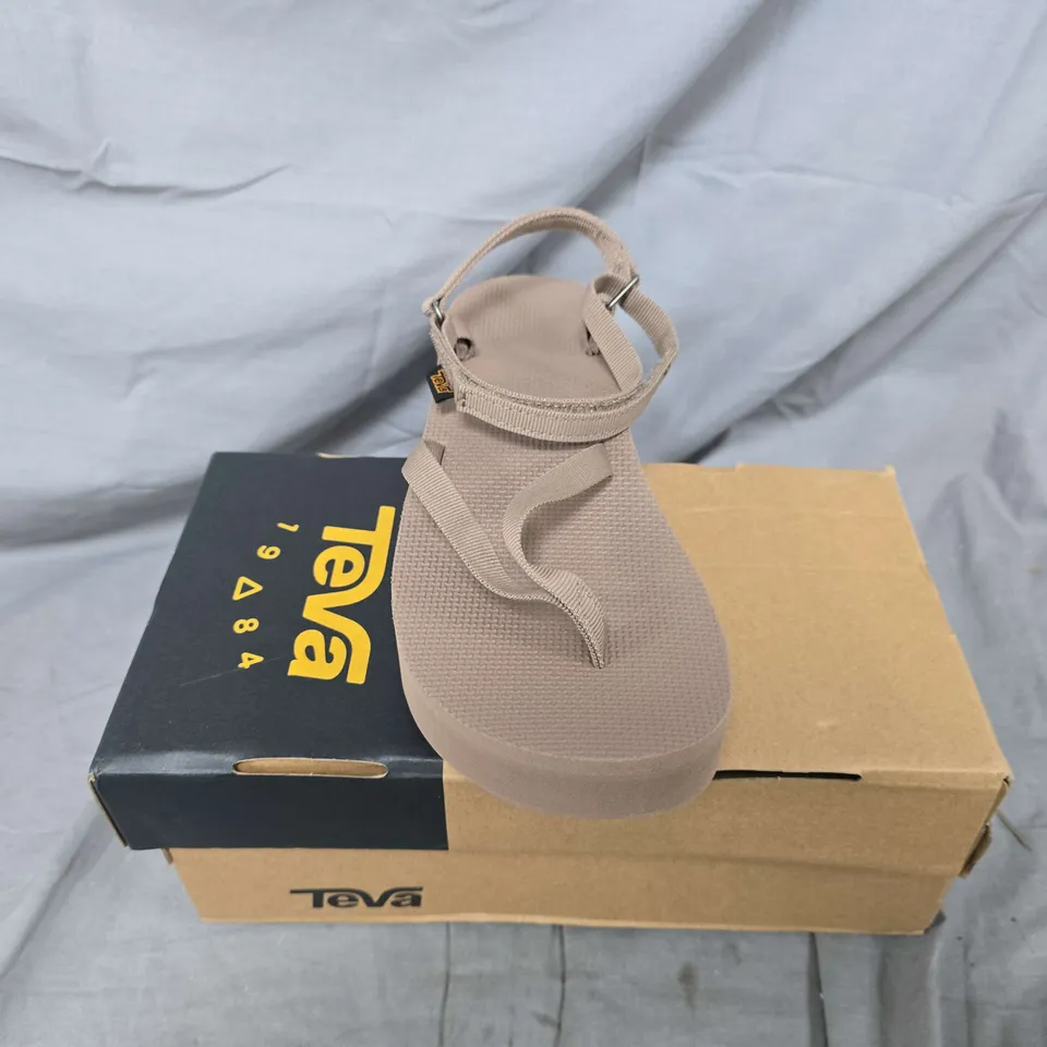 BOXED PAIR OF TEVA WOMENS PLATFORM SANDALS IN BROWN - UK 6