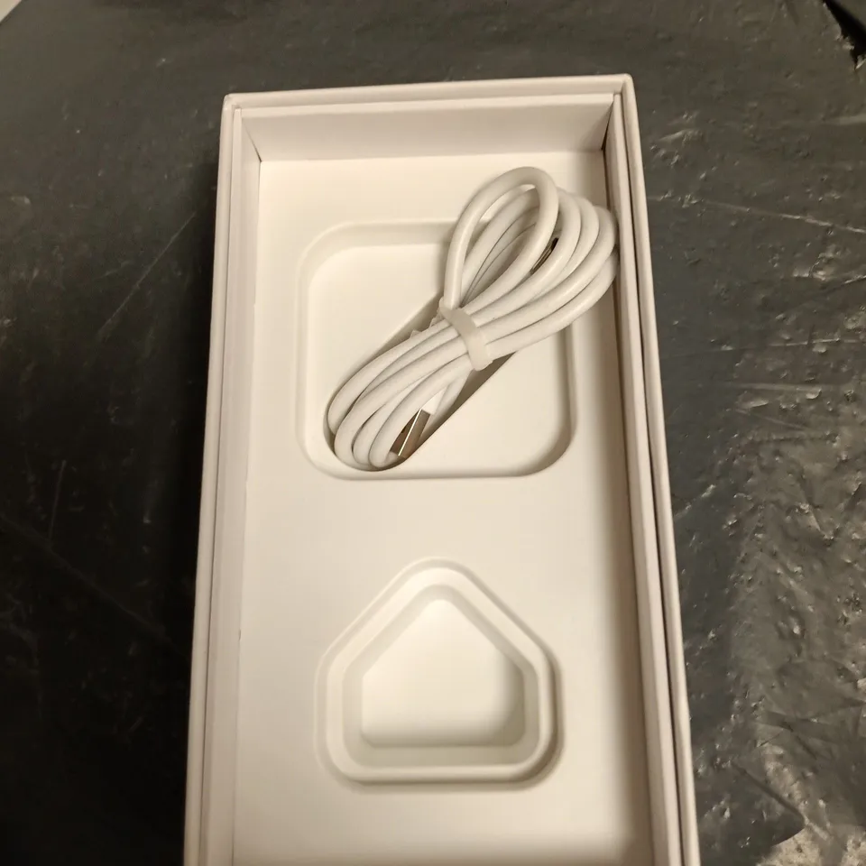 APPLE IPHONE 4.7-INCH – WHITE/SILVER BOXED WITH USB CHARGING CABLE