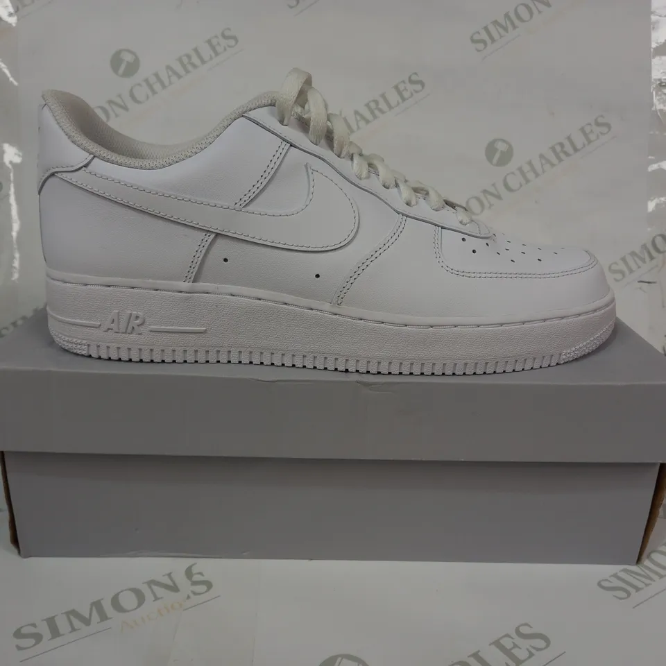 BOXED PAIR OF NIKE AIR FORCE 1 '07 SHOES IN WHITE UK SIZE 10