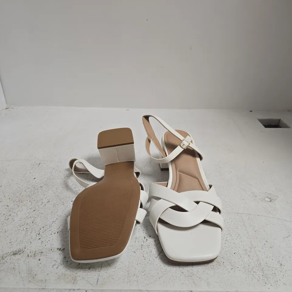 NEW LOOK WHITE STRAPPY BLOCK-HEEL SANDALS – WOMEN'S SIZE 7