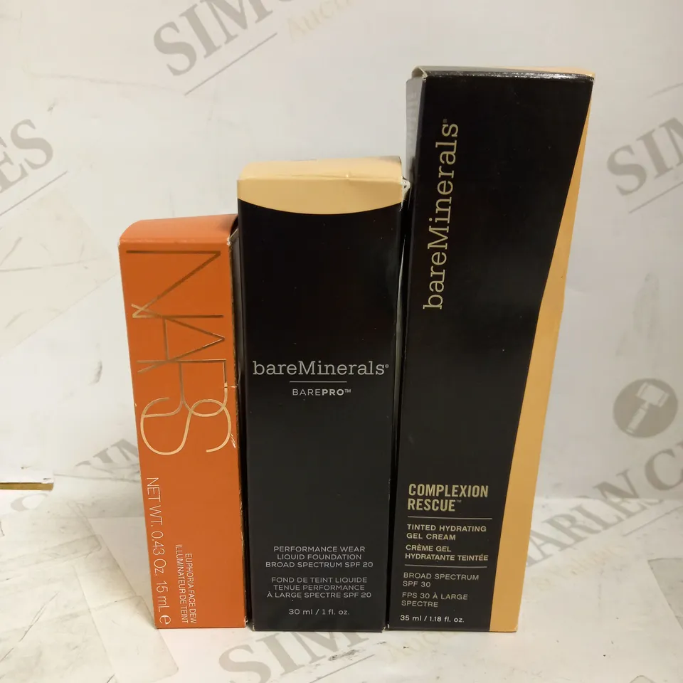 LOT OF 3 ASSORTED MAKEUP PRODUCTS TO INCLUDE BAREMINERALS TINTED HYDRATING GEL CREAM - WHEAT 4.5, BAREPRO LIQUID FOUNDATION - WARM LIGHT 07, NARS EUPHORIA FACE DEW 
