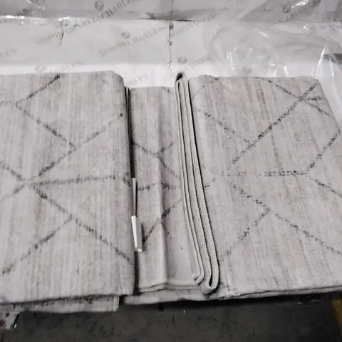 BOXED BLATT MACHINE WOMEN / POWER LOOMED LIGHT GREY RUG