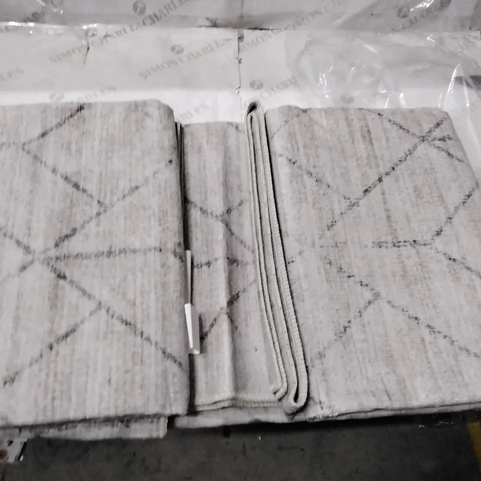 BOXED BLATT MACHINE WOMEN / POWER LOOMED LIGHT GREY RUG