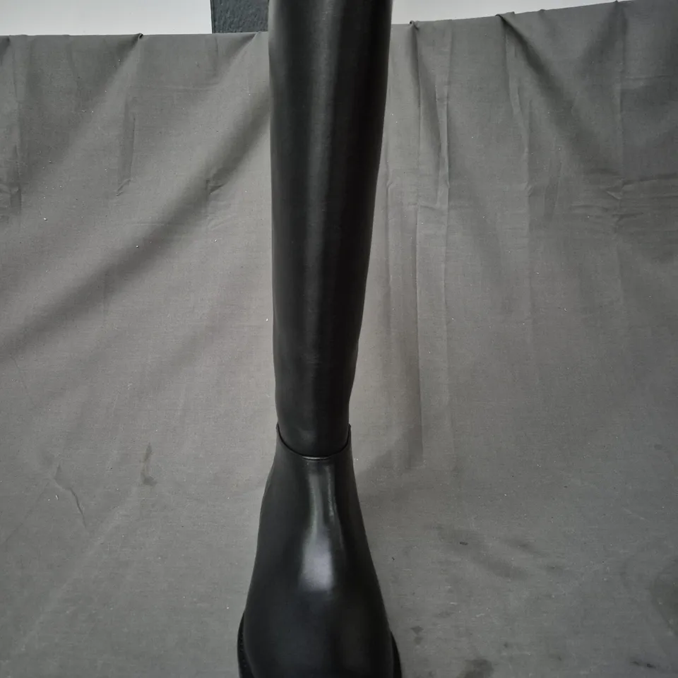 BOXED PAIR OF FLATTERED KNEE-HIGH BOOTS IN BLACK EU SIZE 38