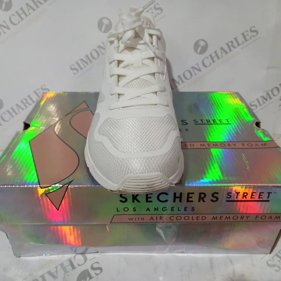 BOXED PAIR OF SKECHERS TRAINERS IN WHITE SIZE 8