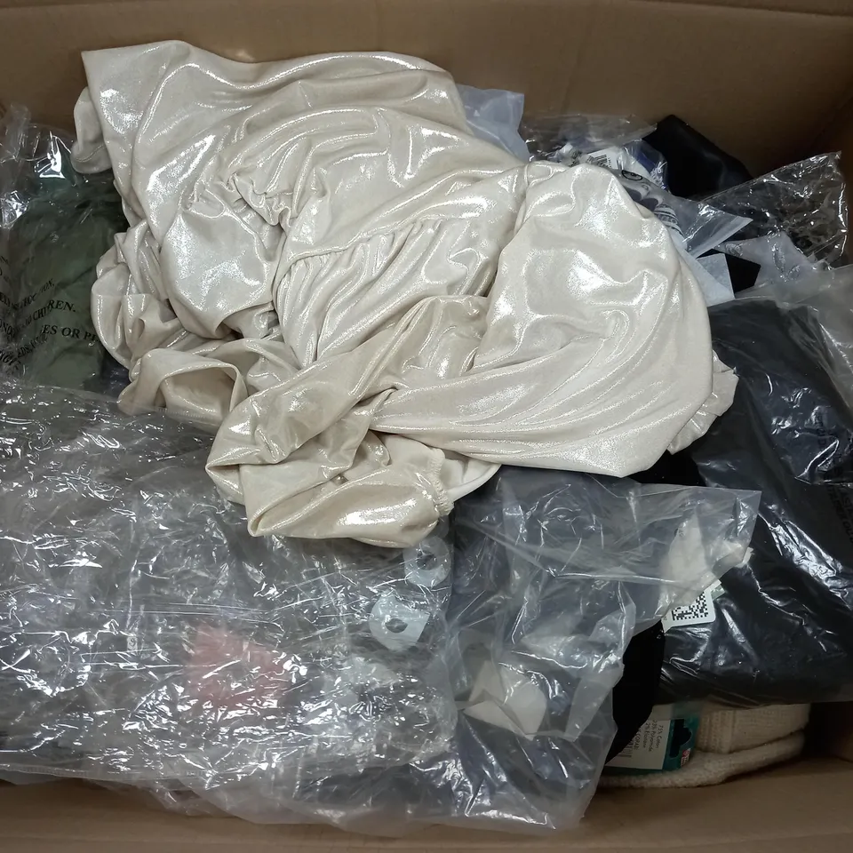 LOT OF APPROX 20 ASSORTED CLOTHING ITEMS AND ACCESSORIES TO INCLUDE; T-SHIRTS, JUMPERS ETC