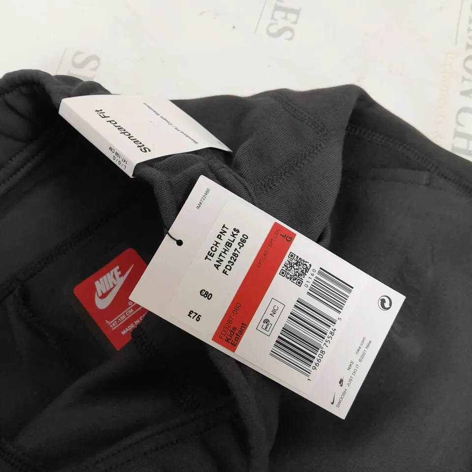 NIKE KIDS TECK PANTS IN ANTHRACITE - L