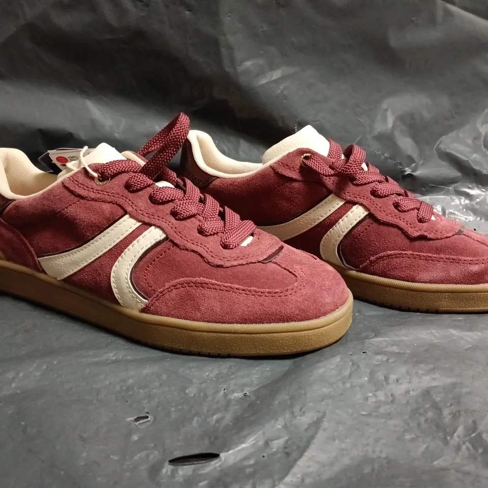 PAIR OF STRADIVARIUS TRAINERS IN BURGUNDY SIZE UK 5