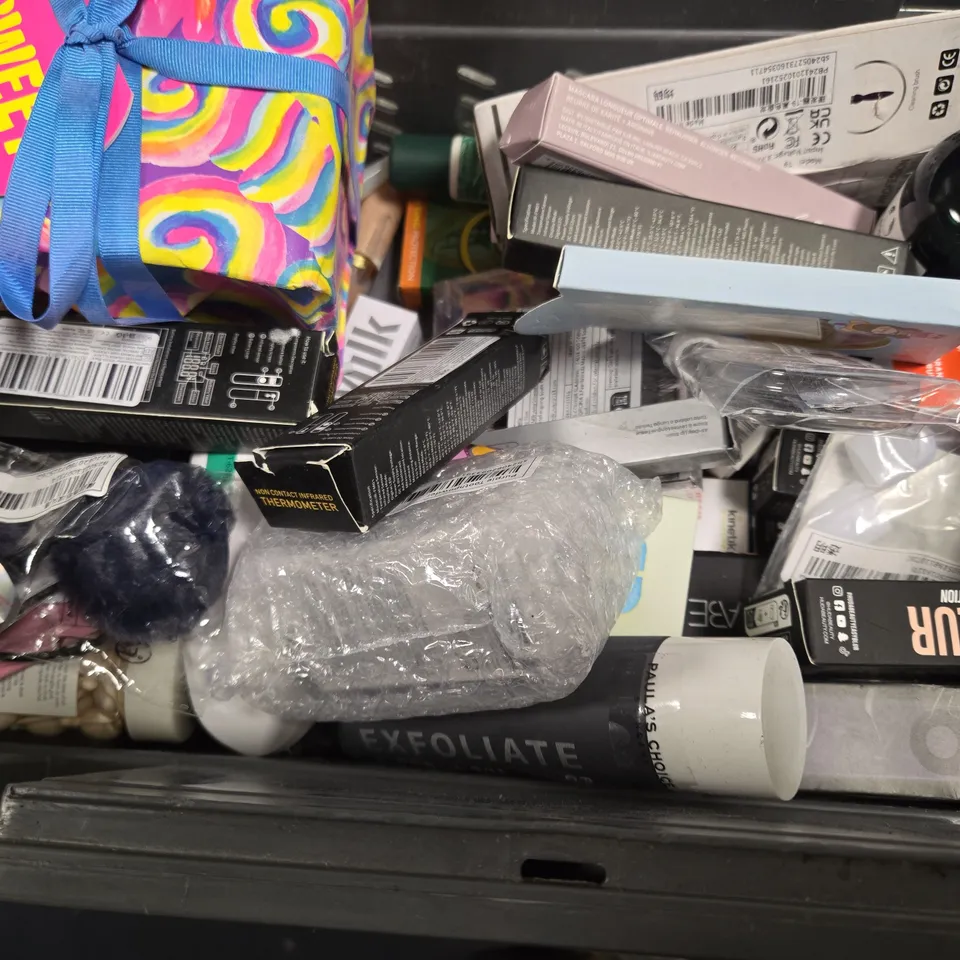 APPROXIMATELY 16 ASSORTED HEALTH & BEAUTY ITEMS TO INCLUDE - VASELINE BODY LOTION , THE BODY SHOP TEA TREE , HUDABEAUTY EASY BAKE SETTING POWDER ETC
