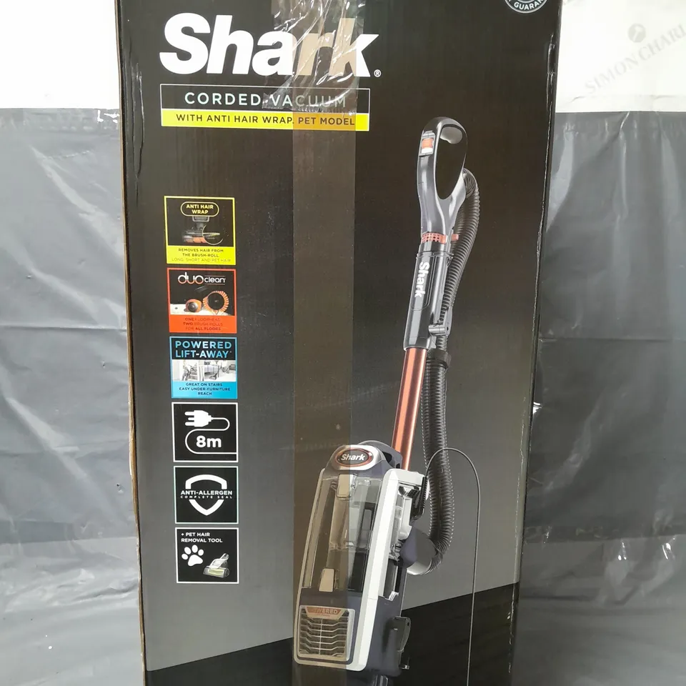 BOXED SHARK ANTI HAIR WRAP UPRIGHT VACUUM CLEANER WITH POWERED LIFT-AWAY & TRUE PET NZ801UKT