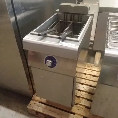 HOBART BONNET ELECTRIC SINGLE TANK, TWIN BASKET FRYER ON PEDESTAL
