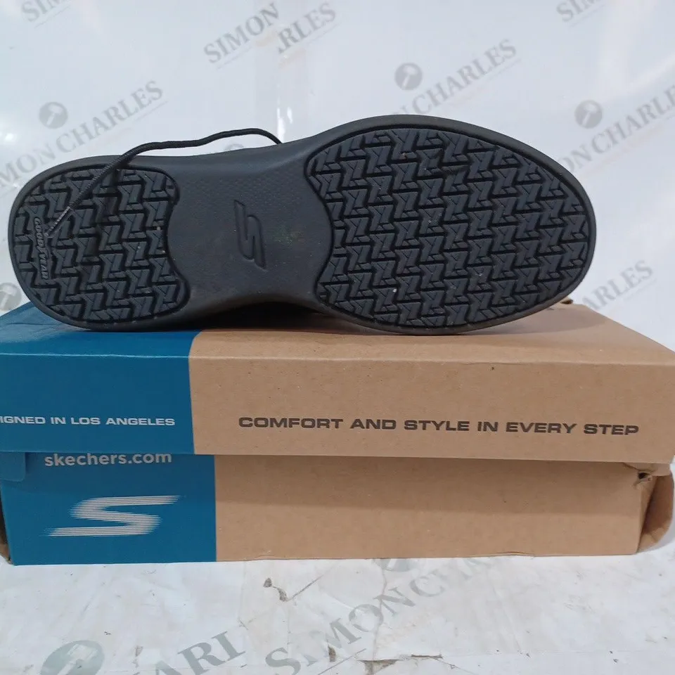 BOXED PAIR OF SKECHERS GO WALK SHOES IN BLACK SIZE 6.5