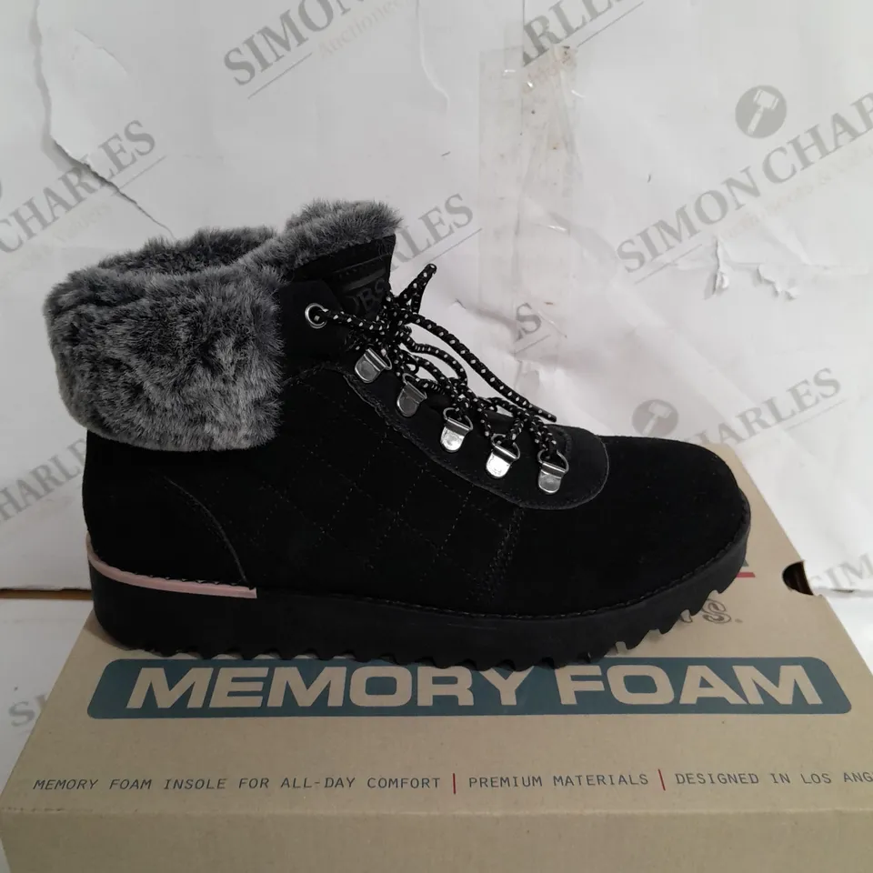 SKECHERS MOUNT HIKER SUEDE BOOTS - SIZE 5