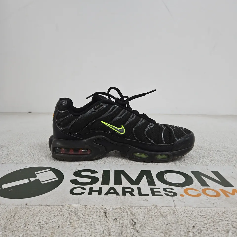 NIKE RUNNING SNEAKER – BLACK WITH NEON GREEN SWOOSH, UK 6 (US 7, EUR 40)