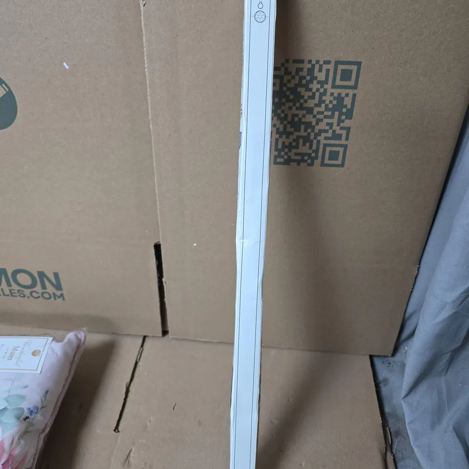 BOX OF APPROXIMATELY 12  ASSORTED HOUSEHOLD ITEMS INCLUDING UNDER CABINET LIGHT , DITSY FLORAL PILLOW AND LED SOLAR CRACKLE BALL 