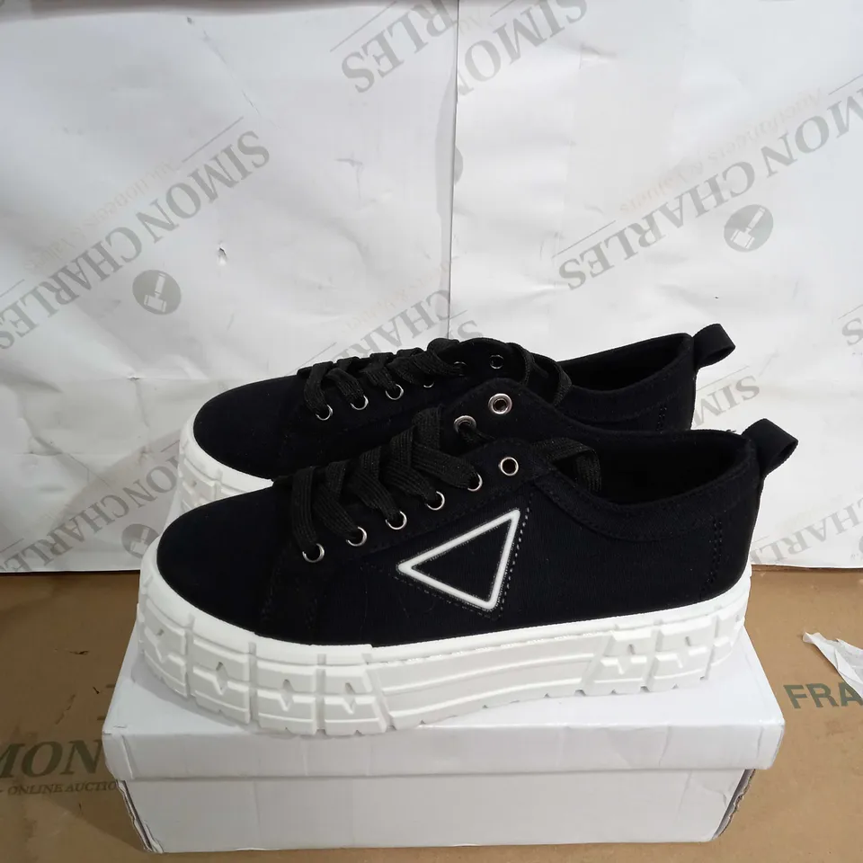 BOXED PAIR OF JEEINI STYLED TRAINERS WHUNKY SOLE SIZE 37ITH C