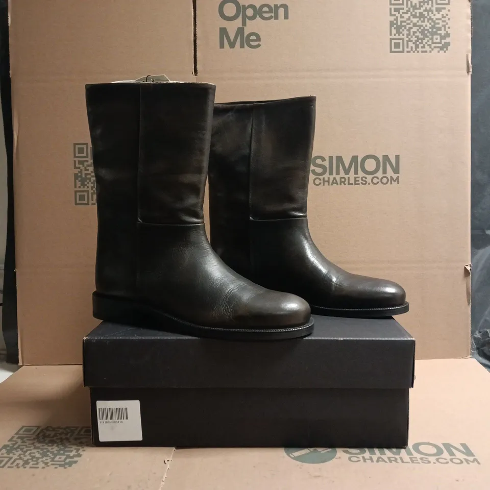 BOXED PAIR OF MASSIMO DUTTI ANKLE BOOTS IN BROWN SIZE UK 8