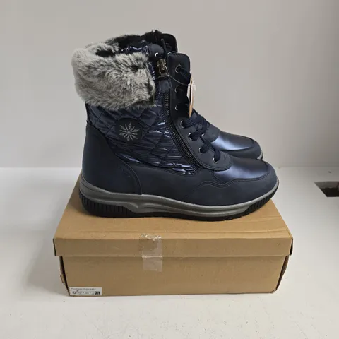 BOXED PAIR OF JO & JOE ST.MORITZ BOOTS IN NAVY - SIZE 8