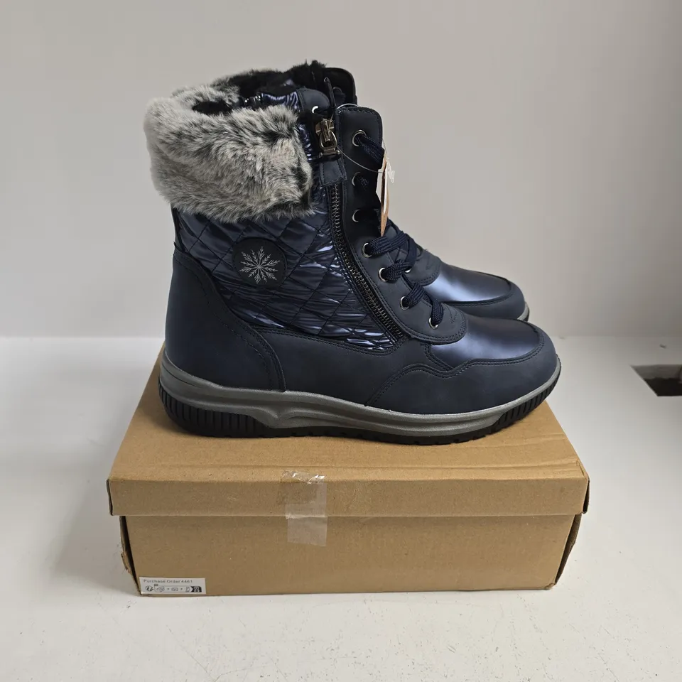 BOXED PAIR OF JO & JOE ST.MORITZ BOOTS IN NAVY - SIZE 8