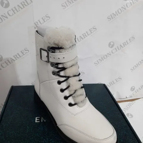 BOXED EMU AUSTRALIA COCONUT EXPLORER BOOTS - SIZE 6