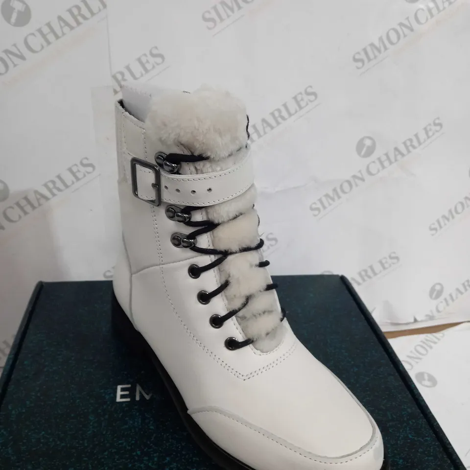 BOXED EMU AUSTRALIA COCONUT EXPLORER BOOTS - SIZE 6
