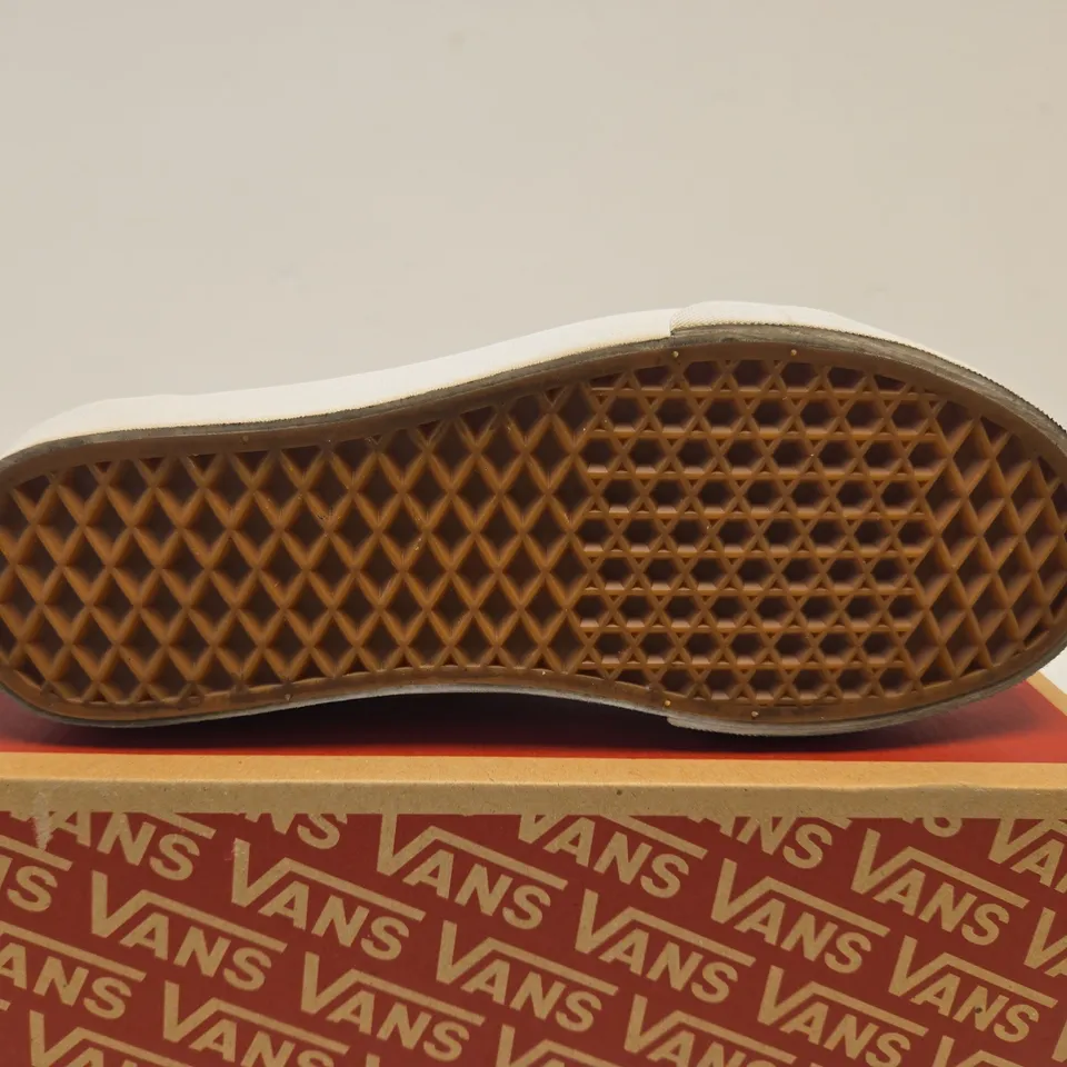 BOXED PAIR OF VANS OLD SKOOL SNEAKERS – UK SIZE 7