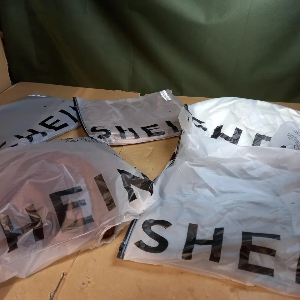 LOT OF APPROX 20 ASSORTED CLOTHING ITEMS VARYING IN SIZE/COLOUR/STYLE TO INCLUDE: TROUSERS, DRESSES, TOPS