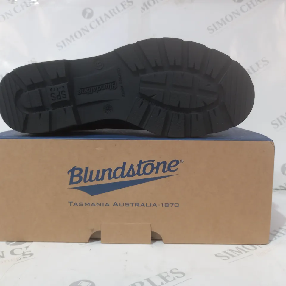 BOXED PAIR OF BLUNDSTONE ELASTIC SIDED BOOTS IN RUSTIC BLACK UK SIZE 9