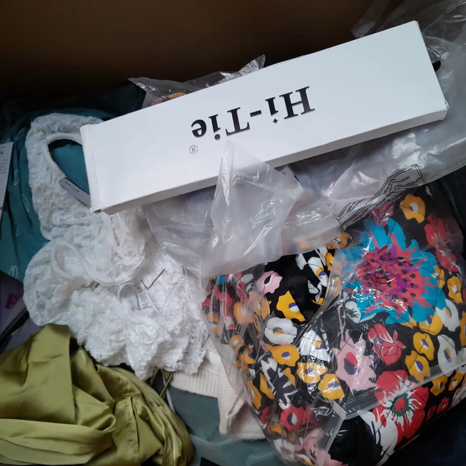 BOX OF APPROXIMATELY 25 ASSORTED CLOTHING ITEMS TO INCLUDE - JACKET , SHIRT , TIE ETC