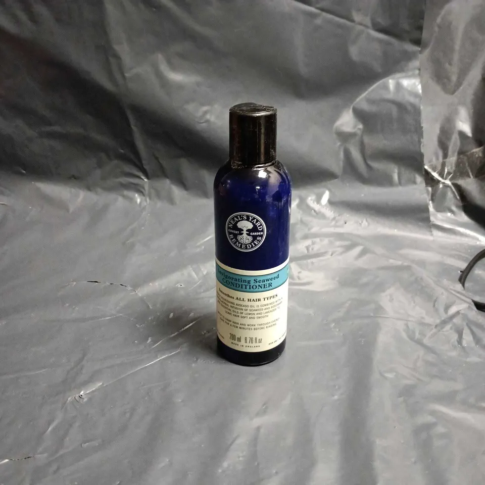 APPROXIMATELY 25 ASSORTED COSMETICS ITEMS TO INCLUDE TOOTH WHITENING STRIPS, AKT DEODERANT AND SEAWEED CONDITIONER