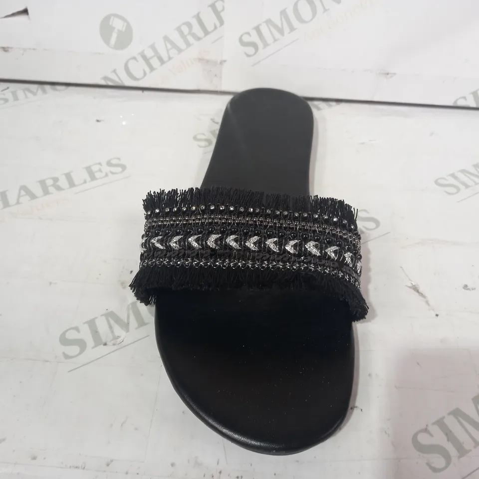 PAIR OF DESIGNER OPEN TOE FLAT SANDALS IN BLACK EU SIZE 41