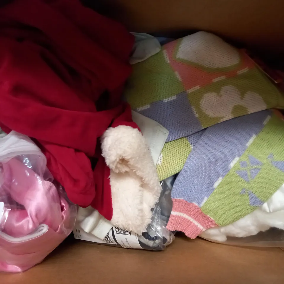 BOX OF APPROXIMATELY 10 ASSORTED CLOTHING AND FASHION ITEMS OF VARIOUS COLOURS AND STYLES TO INCLUDE SHEIN KIDS, ONEILLS, ETC