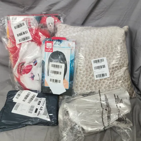 APPROXIMATELY 15 ASSORTED ITEMS TO INCLUDE CUSHION, VAMPIRE WIG, PENNYWISE COSTUME, ETC