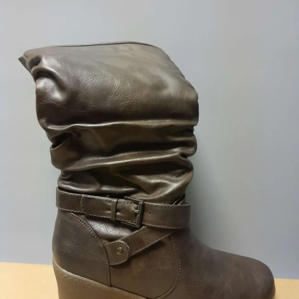 7 BOXED STRAP AND ROUCHE WEDGE HIGH LEG VIXEN BOOTS IN BROWN - SIZE 4