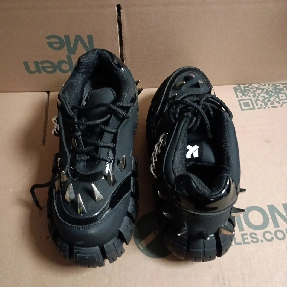 BOXED KOI DEATHBRAND SPIKE TREAD TRAINERS IN EBONY/SILVER, UK SIZE 7