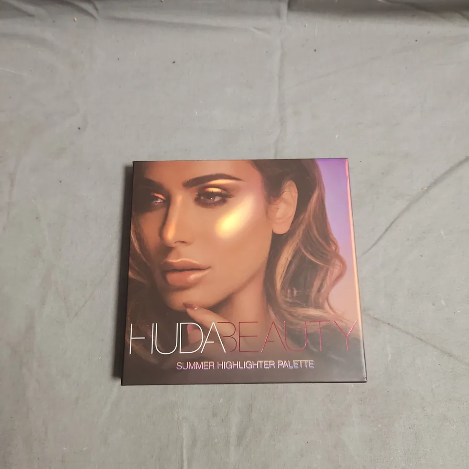 HUDA BEAUTY SUMMER HIGHLIGHT PALETTE – FOUR-PAN HIGHLIGHTER PALETTE (SAINT-TROPEZ, MALIBU, COPACABANA, MYKONOS)