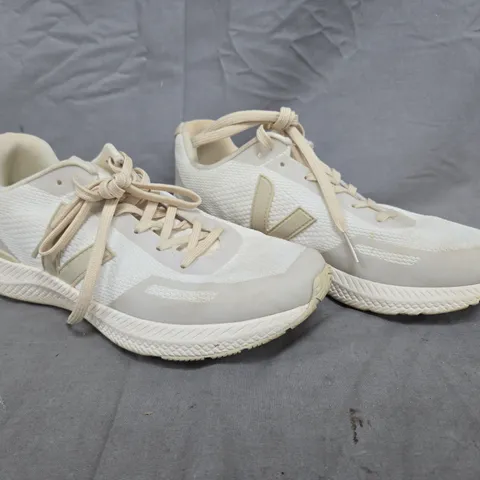 PAIR OF VEJA WOMENS TRAINING IMPALA TRAINERS IN BEIGE SIZE 5