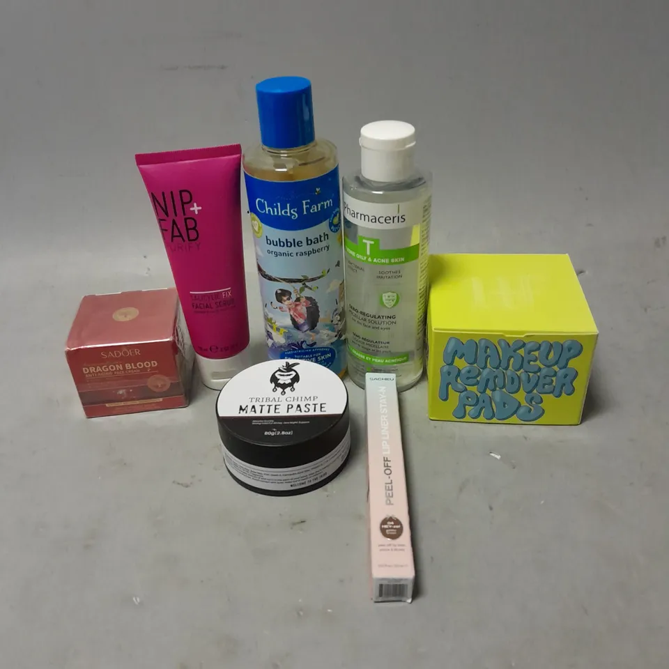 APPROXIMATELY 20 ASSORTED HEALTH & BEAUTY ITEMS TO INCLUDE - CHILD'S FARM BUBBLE BATH, NIP & FAB FACIAL SCRUB AND TRIBAL CHIMP MATTE PASTE
