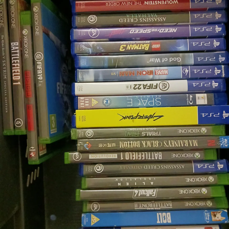 APPROXIMATELY 25 ASSORTED VIDEO GAMES TO INCLUDE RED DEAD REDEMPTION 2, THE CREW, BATTLEFIELD HARDLINE ETC