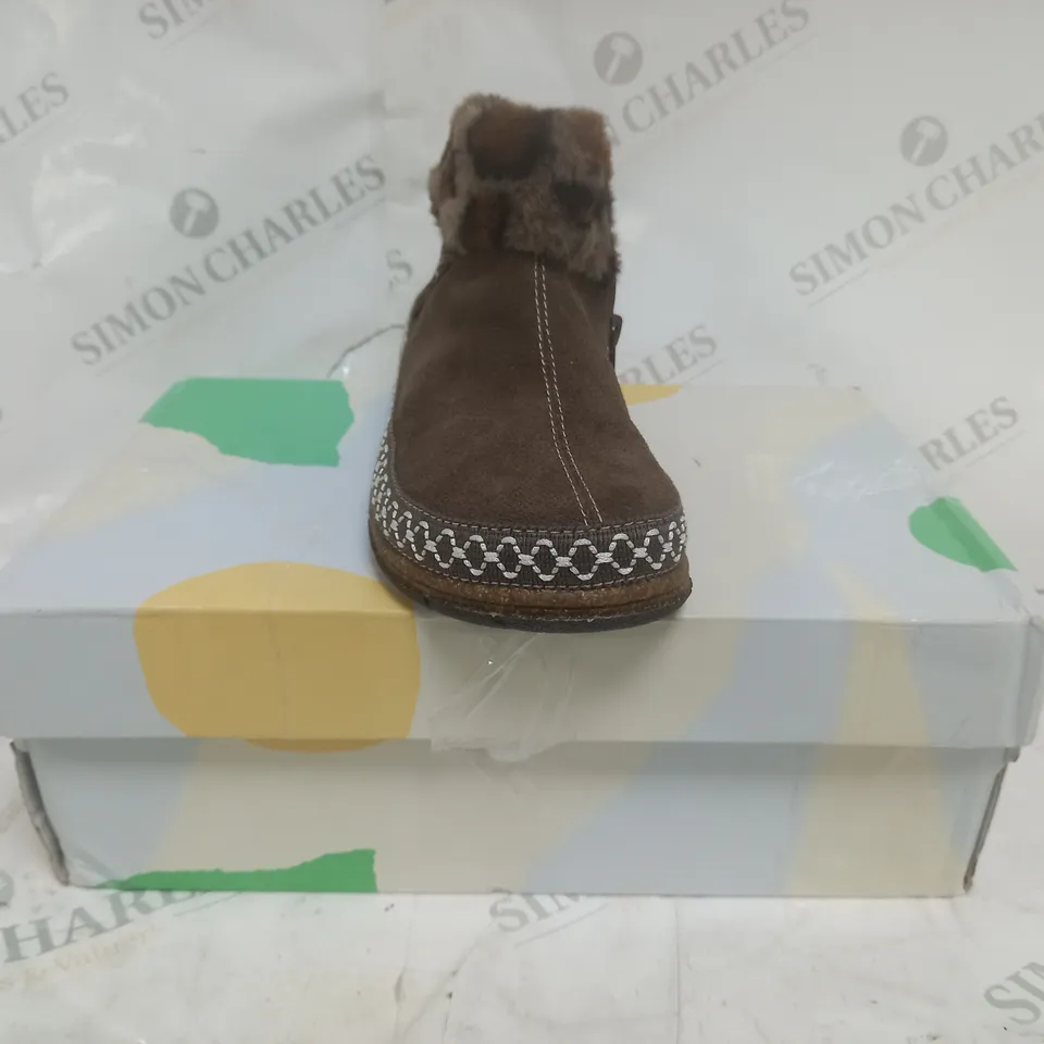 BOXED PAIR OF EARTH ORIGINS FAUX FUR LINED SIDE-ZIP SUEDE SHOES IN TAUPE (ODD SIZES)