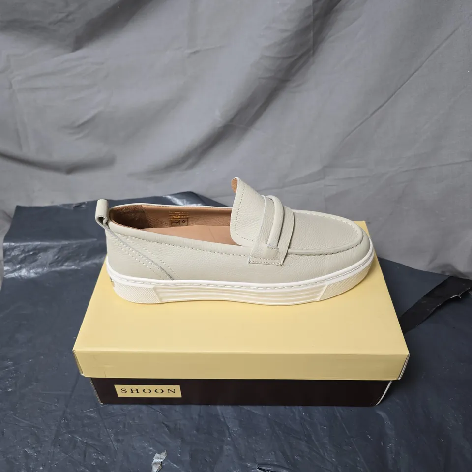 SHOON WOMEN'S LIGHT GREY LEATHER SLIP-ON LOAFERS – BOXED SIZE 40