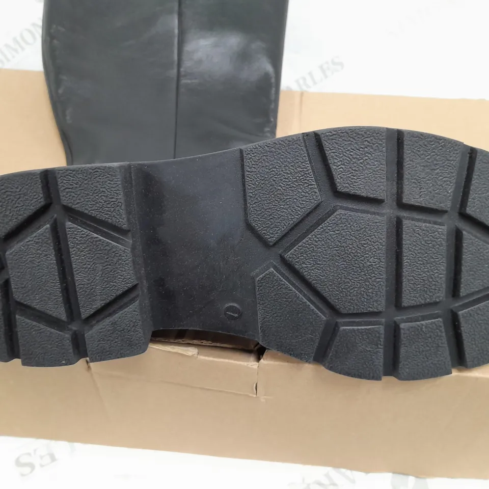 BOXED PAIR OF SUPER CURVY CALF WIDTH BOOTS IN BLACK - SIZE 7