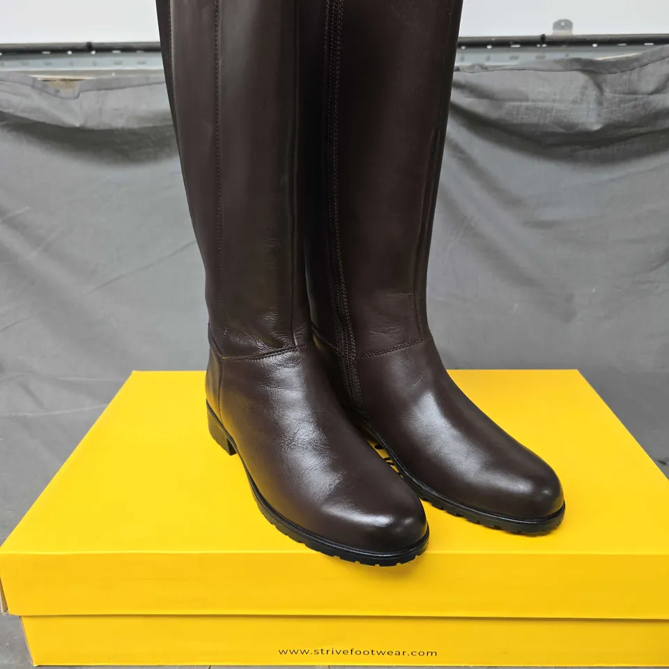 BOXED PAIR OF STRIVE BLOOMSBURY BOOTS IN CHOCOLATE - 7