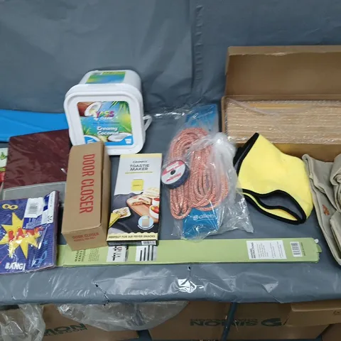 BOX OF APPROXIMATELY 12 ASSORTED HOUSEHOLD ITEMS TO INCLUDE - YASS CLEAN, CRIMPIT TOASTIE MAKER, AND MANGETIC KNIFE HOLDER ETC. 
