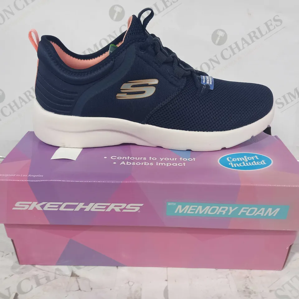 BOXED PAIR OF SKECHERS MEMORY FOAM SHOES IN NAVY UK SIZE 5.5