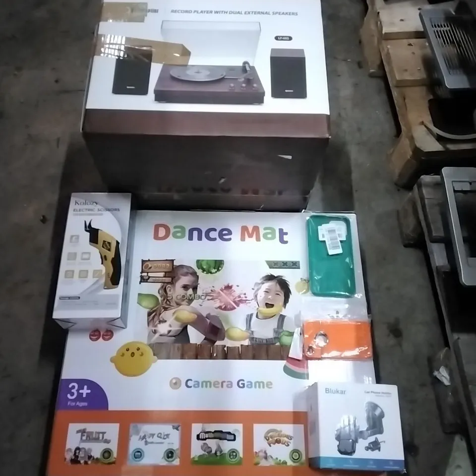 PALLET OF HOUSEHOLD ITEMS TO INCLUDE RECORD PLAYER, ELECTRIC SCISSORS, DANCE MAT, MOBILE ACCESSORIES AND OTHER ASSORTED ITEMS...