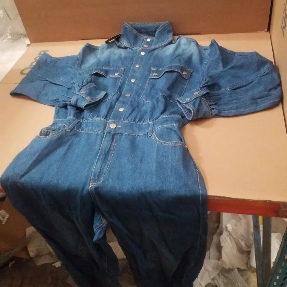 BOX CONTAINING APPROXIMATELY 8 BRAND NEW SIMPLY BE DENIM MID WASH JUMPSUITS - SIZE 12
