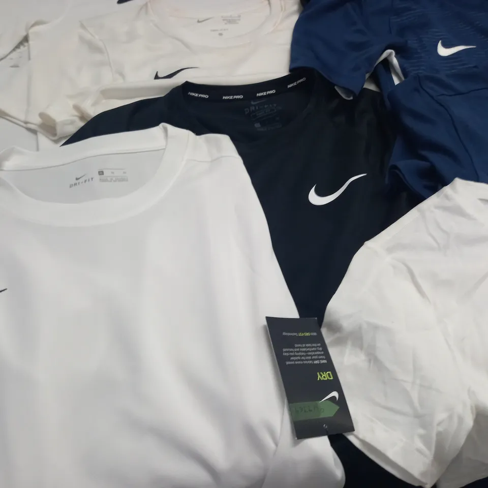 LOT OF 8 ASSORTED SPORTS T-SHIRTS TO INCLUDE NIKE AND PUMA IN VARIOUS SIZES