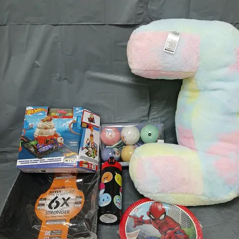 BOX OF APPROX 12 ASSORTED ITEMS TO INCLUDE - HOT WHEELS TOY - CUSHION - ROASTING TRAY - ETC