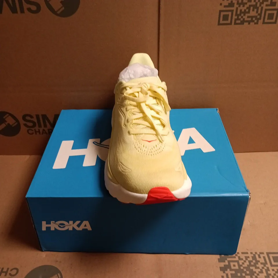 BOXED PAIR OF HOKA ARAHI 8 STABILITY RUNNING TRAINERS - 8